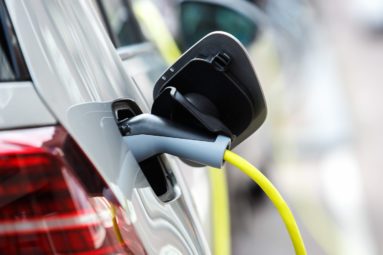 Lakiluonnos sähköautoista toisi haasteita korjausrakentamiseen