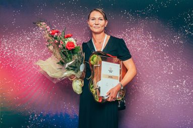 Maria Wägg voitti Isännöitsijä 2023-palkinnon. ”Ennen hoidettiin enemmän taloja, mutta nykyisin pitää osata kuunnella ja ymmärtää ihmisiä”.
