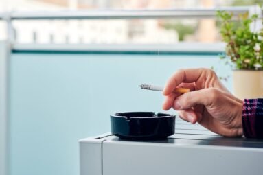Lakiuudistus kieltämässä tupakoinnin vuokra-asunnoissa, mutta miten käy kannabiksen?