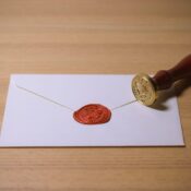 sinetöity kirjekuori ja leimasin